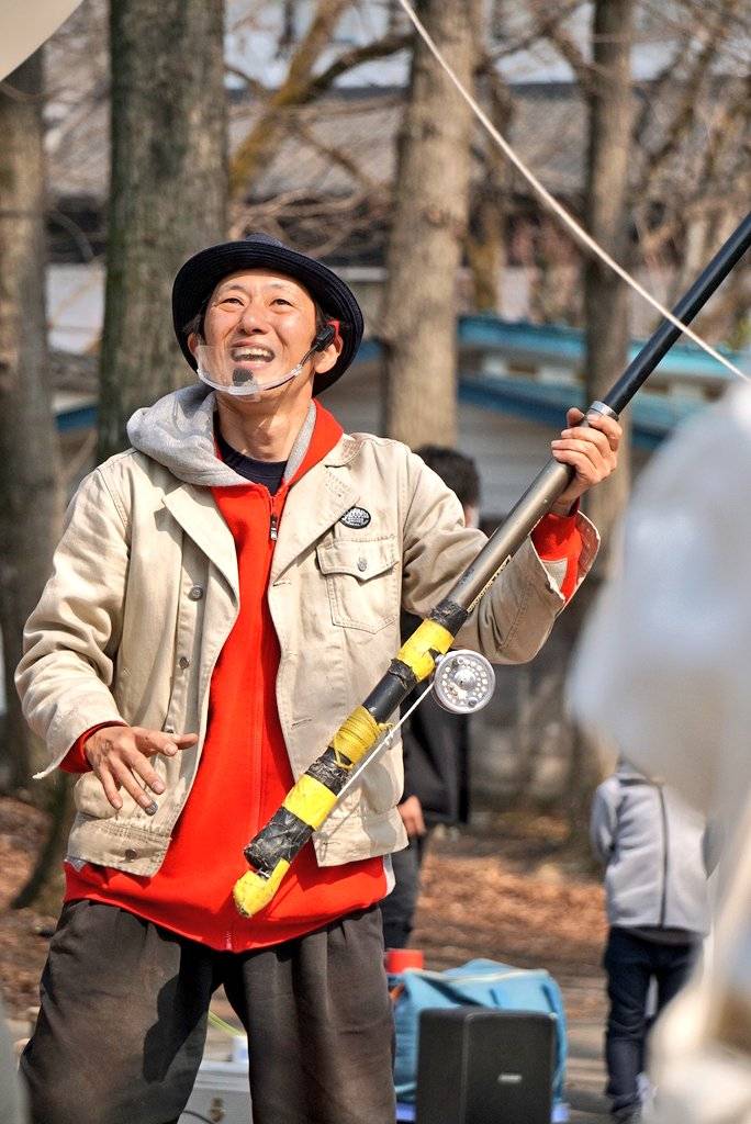 『宇都宮動物園 大道芸イベント』で風船飛ばしをして観客と遊んでいる大道芸人GEN（ジェン）