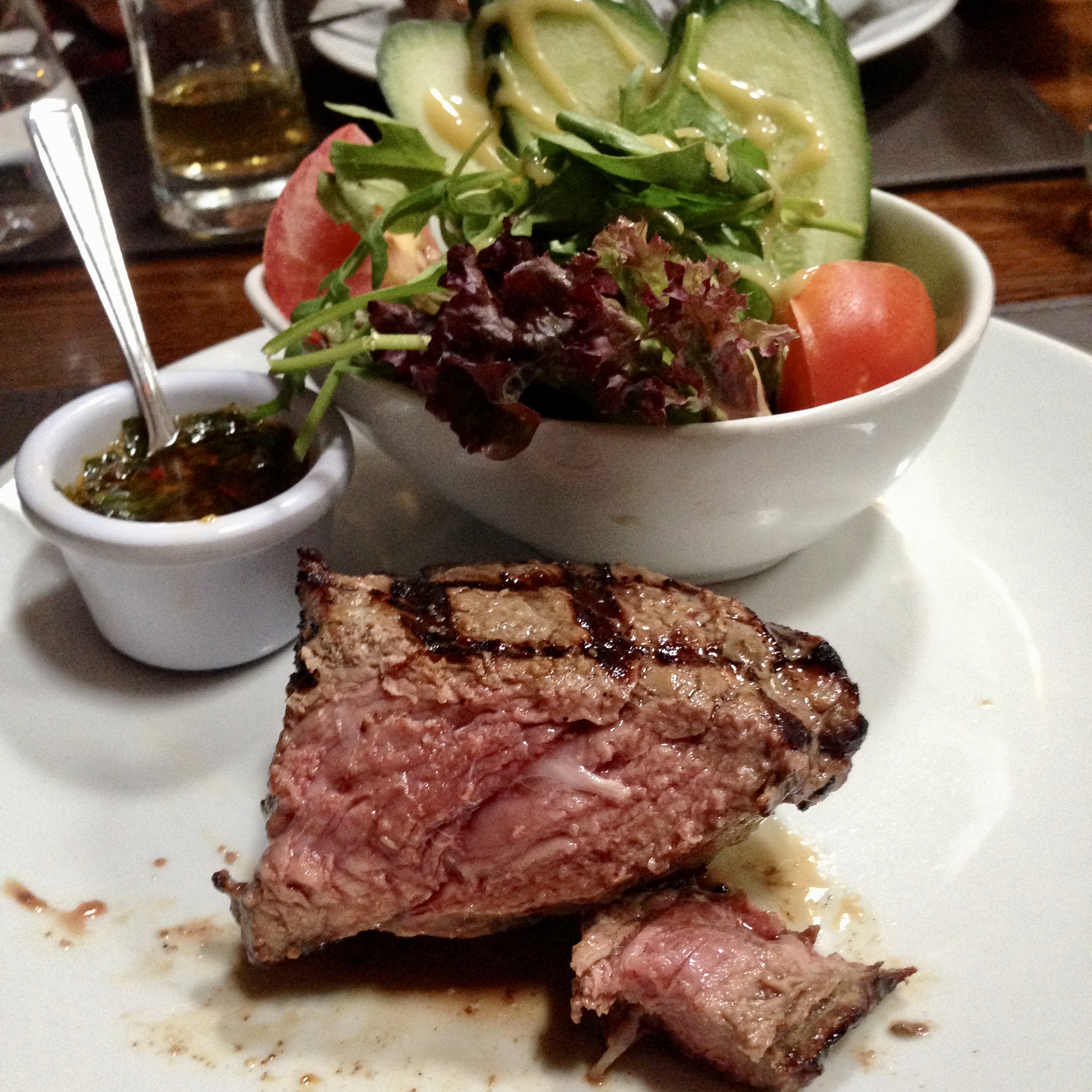 Churrasco, ensalada y el chimi