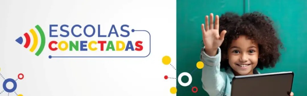 Imagem de uma criança sorridente segurando um tablet e acenando, com o logo 'Escolas Conectadas' em destaque ao lado.