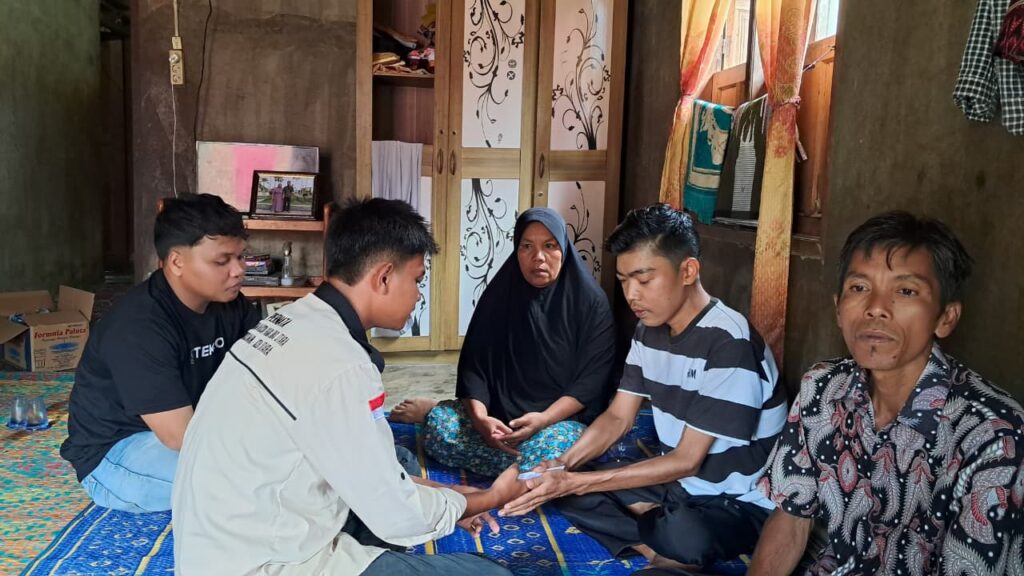 Persatuan Mahasiswa Padang Lawas Utara (PERMATA) Lhokseumawe-Aceh Utara menyalurkan donasi biaya pengobatan kepada salah seorang warga Padang Lawas Utara