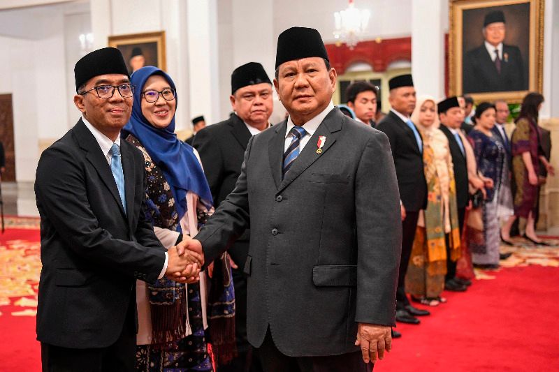 Presiden Prabowo Subianto melantik Kepala Badan Industri Mineral di Istana Negara, Jakarta