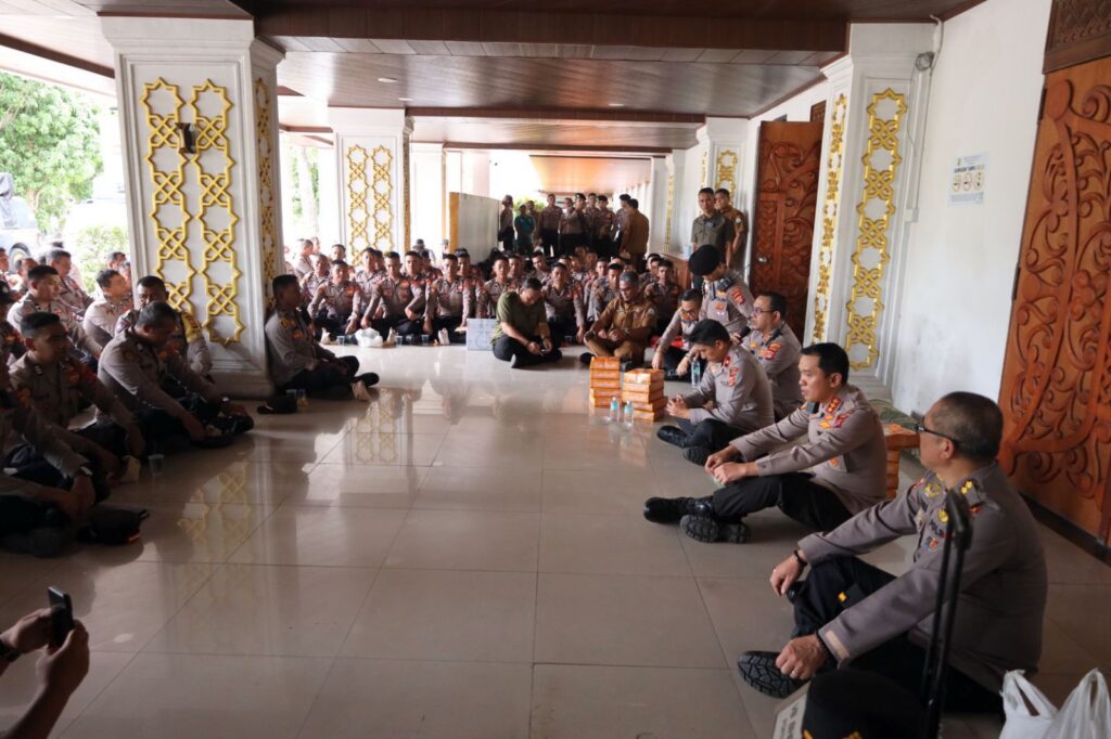 Kapolda Aceh, Brigjen Pol Marzuki Ali Basyah, menyempatkan diri duduk dan makan siang sederhana bersama para personel di sekitar lokasi aksi, Gedung DPRA, Banda Aceh