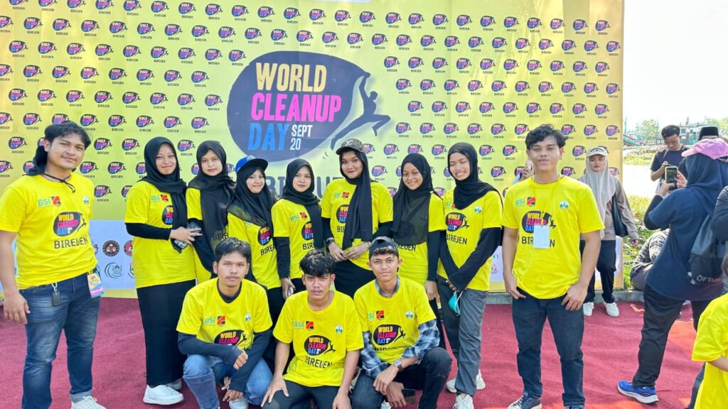 Mahasiswa dari Universitas Islam Aceh (UIA) turut berpartisipasi aktif dalam kegiatan World Cleanup Day (WCD) 2025 yang diselenggarakan oleh Pemkab Bireuen melalui DLHK di Pantai Desa Kuala Raja, Kecamatan Kuala