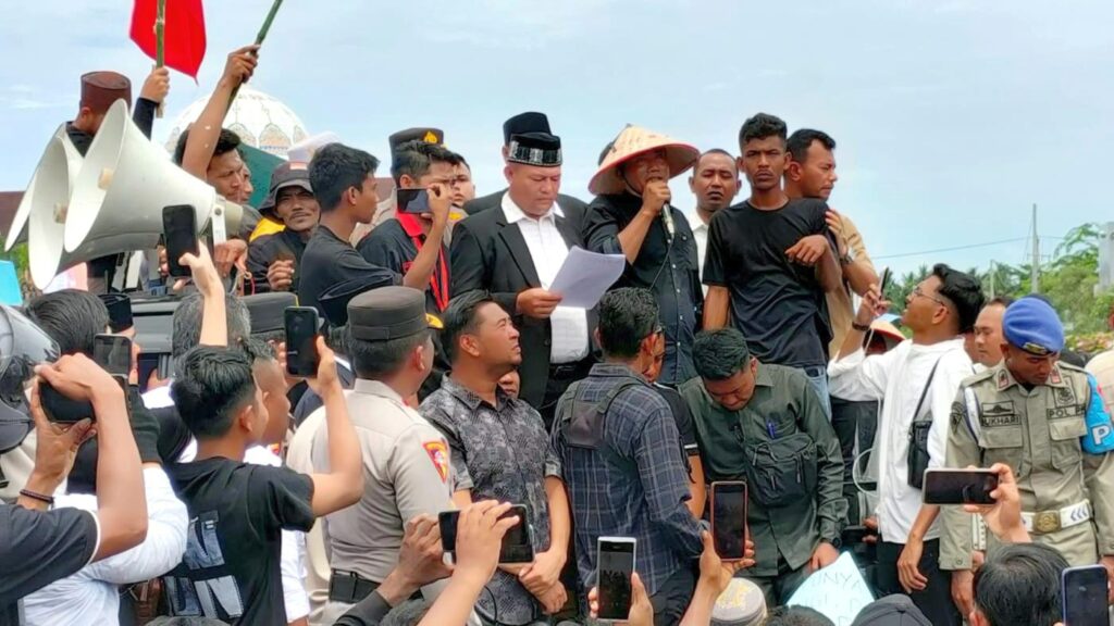 Aksi demonstrasi yang digelar oleh Aliansi Masyarakat Tani Aceh Utara Melawan di depan Kantor Bupati Aceh Utara