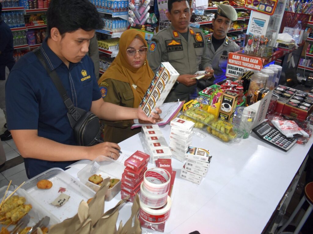 Petugas Kanwil Bea Cukai Aceh bersama Satpol PP dan WH Aceh menyita 1.060 batang rokok ilegal dalam operasi gabungan yang berlangsung di kawasan Seutui, Kota Banda Aceh