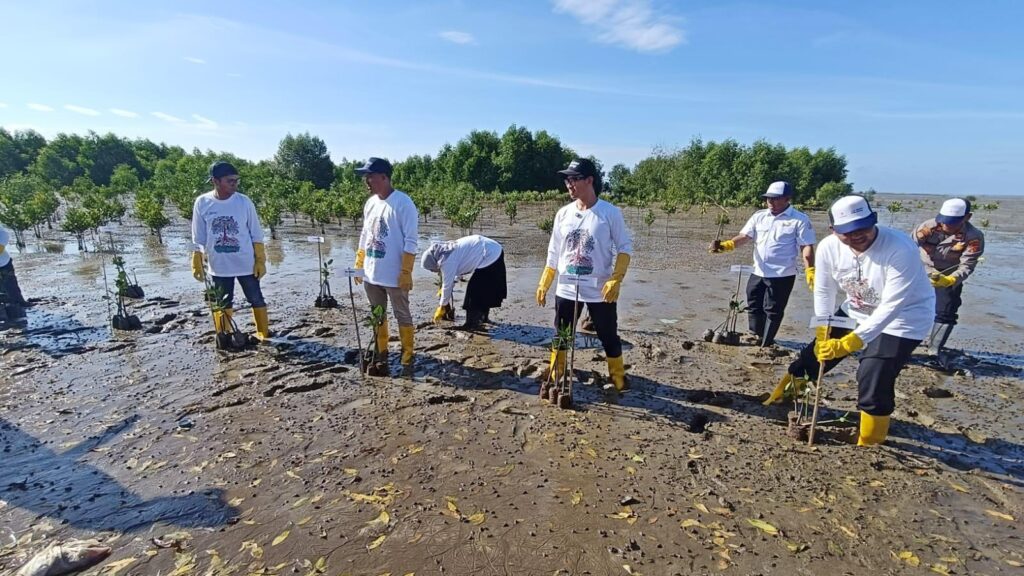 SKK Migas Sumbagut bersama Harbour Energy Indonesia menggandeng Yayasan Geutanyoe Aceh dalam aksi konservasi lingkungan penanaman 5.000 bibit mangrove di pesisir pantai Gampong Puuk, Kecamatan Samudera, Aceh Utara