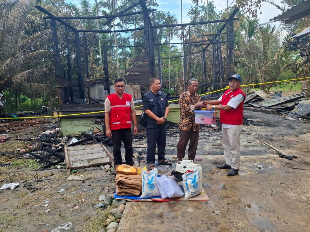 Wakil Ketua Bidang Organisasi PMI Aceh Utara, T. Hasansyah SH MH, menyerahkan bantuan kemanusiaan kepada keluarga korban kebakaran di Dusun Ulee Buket, Gampong Buket Mee LT, Kecamatan Lhoksukon