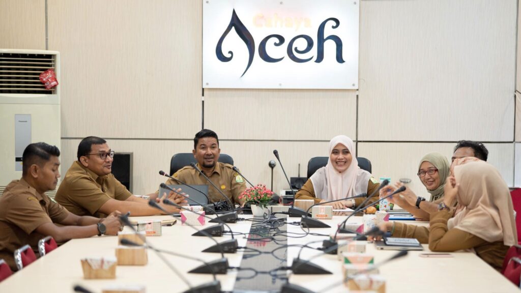 Sekretaris Disbudpar Aceh, Sherly Marlina, saat memaparkan Sistem Pelaksanaan Event Kepariwisataan Aceh (SPEKTA) dalam rapat di Banda Aceh, Senin (19/9/2025)