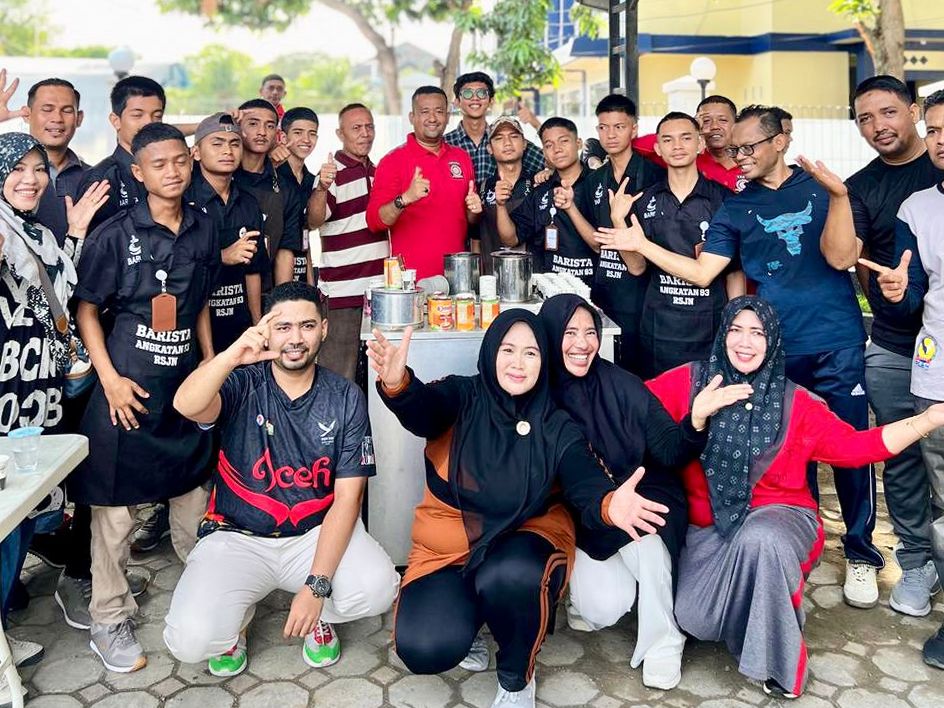 Barista muda dari Rumoh Seujahtra Jroh Naguna (RSJN) unjuk keterampilan menyeduh kopi dalam kegiatan Jumat Sehat dan Gotong Royong di Dinsos Aceh, Jumat (10/10/2025)