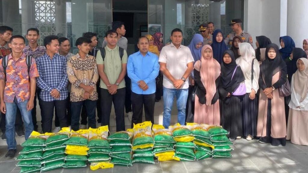 Mahasiswa UIN Ar-Raniry penerima KIP Kuliah menerima bantuan beras dari Polda Aceh dalam kegiatan sosial yang digelar di Gedung Rektorat kampus, Jumat (10/10/2025).