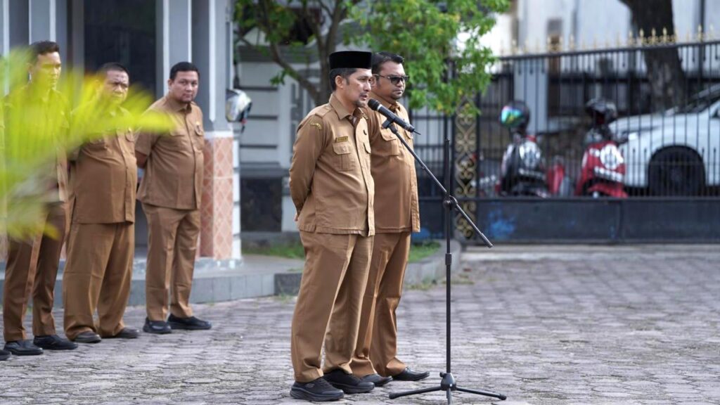 Kepala Dinas Baru Disbudpar Aceh, Dedy Yuswadi, memimpin apel pagi perdana di halaman kantor Disbudpar Aceh, Senin (13/10/2025), dihadiri Asisten I Setda Aceh, Syakir, serta jajaran pejabat dan pegawai.