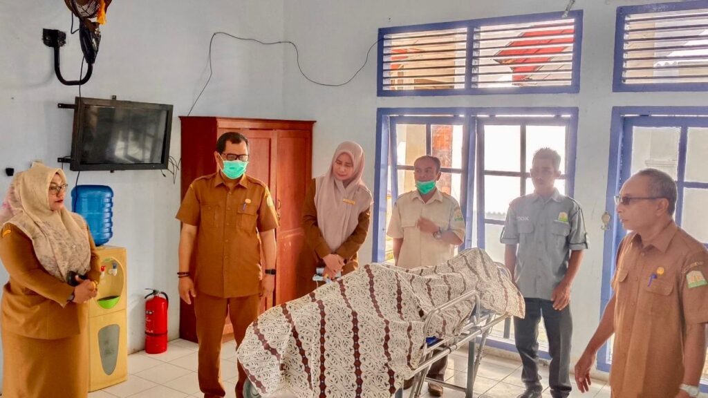 Plh. Kadis Sosial Aceh Zulkarnain S.KM, M.Kes, bersama Kepala UPTD Panti Lansia Geunaseh Sayang, Intan Melya A.KS, M.Si, meninjau kesiapan pemulangan jenazah salah satu penghuni panti yang wafat pada Selasa (14/10/2025).