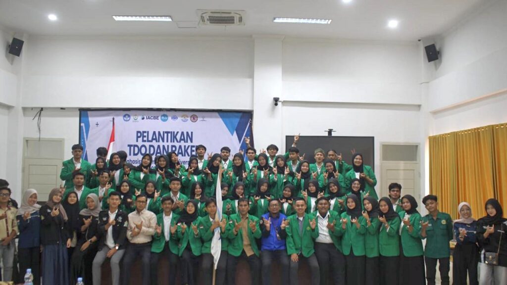 Momen penuh semangat saat pengurus HIMIPOL Universitas Malikussaleh periode 2025–2026 dilantik di Aula FISIP, Kampus Bukit Indah, Lhokseumawe, Rabu (15/10/2025).