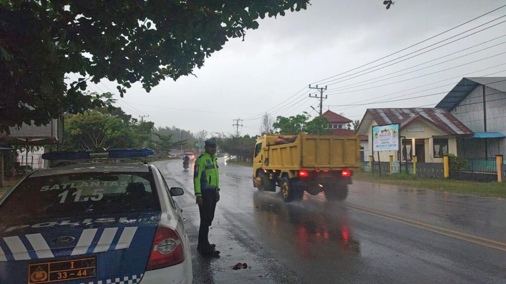Petugas Satlantas Polres Aceh Jaya melakukan patroli intensif di ruas jalan rawan banjir sebagai antisipasi dampak cuaca ekstrem.