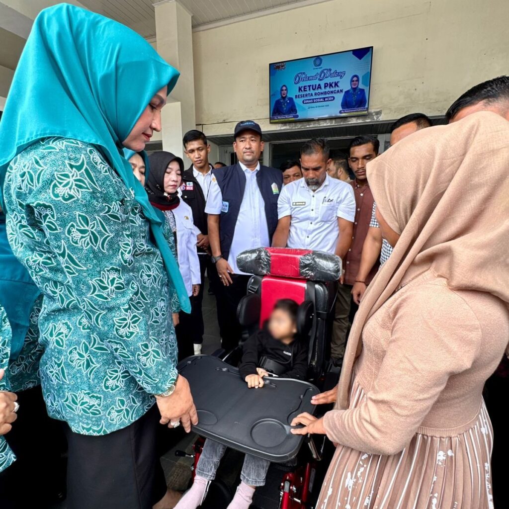 Istri Gubernur Aceh, Ny. Marlina Muzakir, menyerahkan kursi roda secara simbolis kepada Muhammad Rizki Maulana (3), sebagai bagian dari distribusi 350 unit bantuan untuk penyandang disabilitas dan warga kurang mampu di seluruh Aceh, Rabu (22/10).