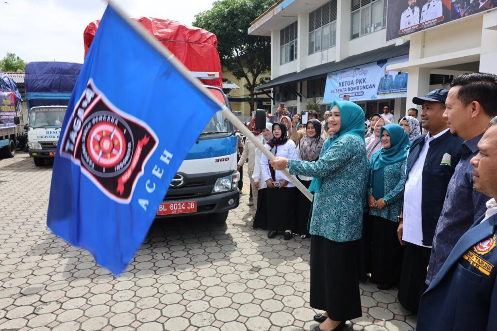 Ny. Marlina Muzakir, Ketua TP PKK Aceh, melepas tiga truk bantuan logistik untuk korban banjir di Aceh Jaya, Aceh Barat, dan Nagan Raya, Rabu (22/10)