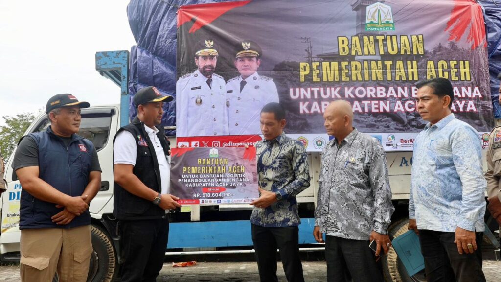 Penyerahan bantuan masa panik untuk korban banjir Aceh Jaya dilakukan oleh Sekretaris Dinsos Aceh, Chaidir SE MM, yang diterima langsung oleh Wakil Bupati Muslem D SE, di halaman Kantor Bupati setempat, Kamis (23/10/2025).