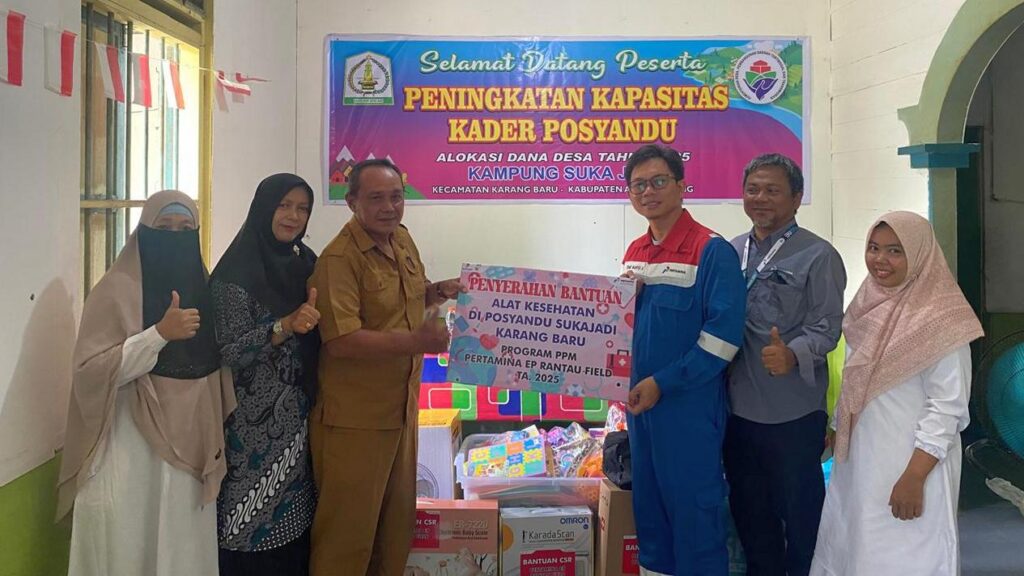 Field Manager PEP Rantau, Tomi Wahyu Alimsyah, menyerahkan bantuan alat Posyandu kepada perwakilan Desa Sukajadi sebagai bentuk dukungan terhadap program pencegahan stunting, Selasa (21/10/2025)
