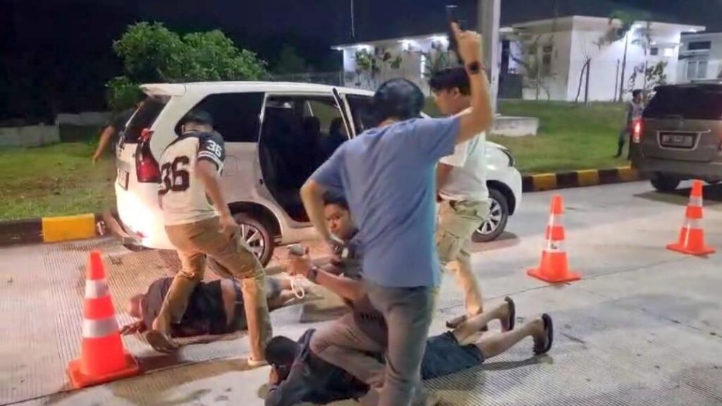 Tim Jatanras Ditreskrimum Polda Aceh bersama Satreskrim Polres Lhokseumawe berhasil meringkus tiga pelaku curat yang meresahkan pemilik toko grosir di Aceh. Penangkapan dilakukan saat para pelaku melintas di Gerbang Tol Kisaran, Sumatera Utara, Kamis (6/11) dini hari