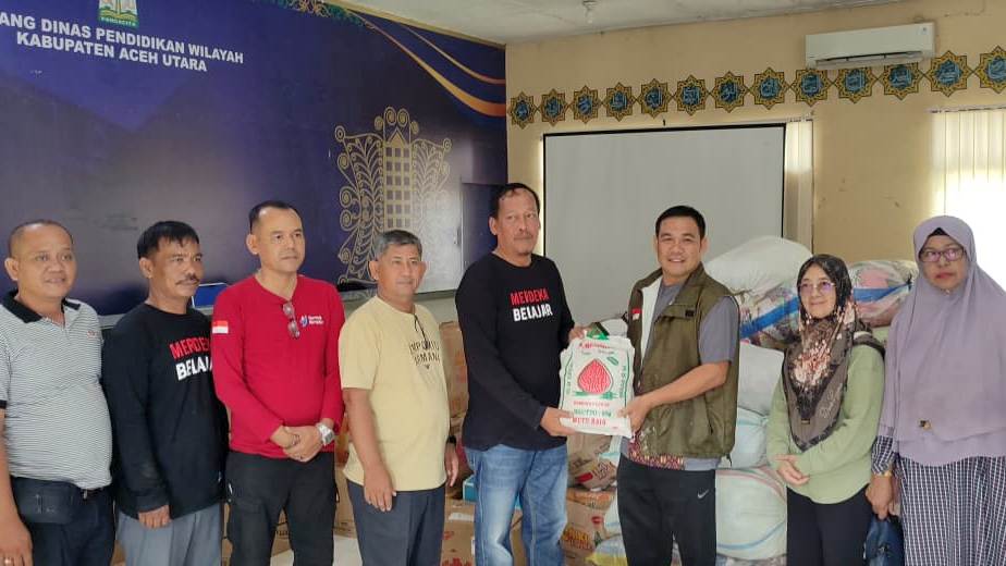 Kacabdin Aceh Utara, Muhammad Johan, menerima secara simbolis bantuan kemanusiaan dari jajaran pendidikan Aceh Selatan untuk korban banjir, Jumat (12/12).