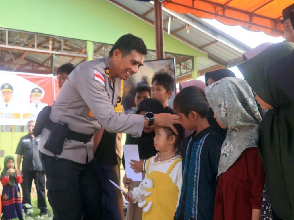 Kapolda Aceh Irjen Pol. Drs. Marzuki Ali Basyah memberikan santunan kepada anak yatim dalam kunjungan kerja ke Kota Subulussalam
