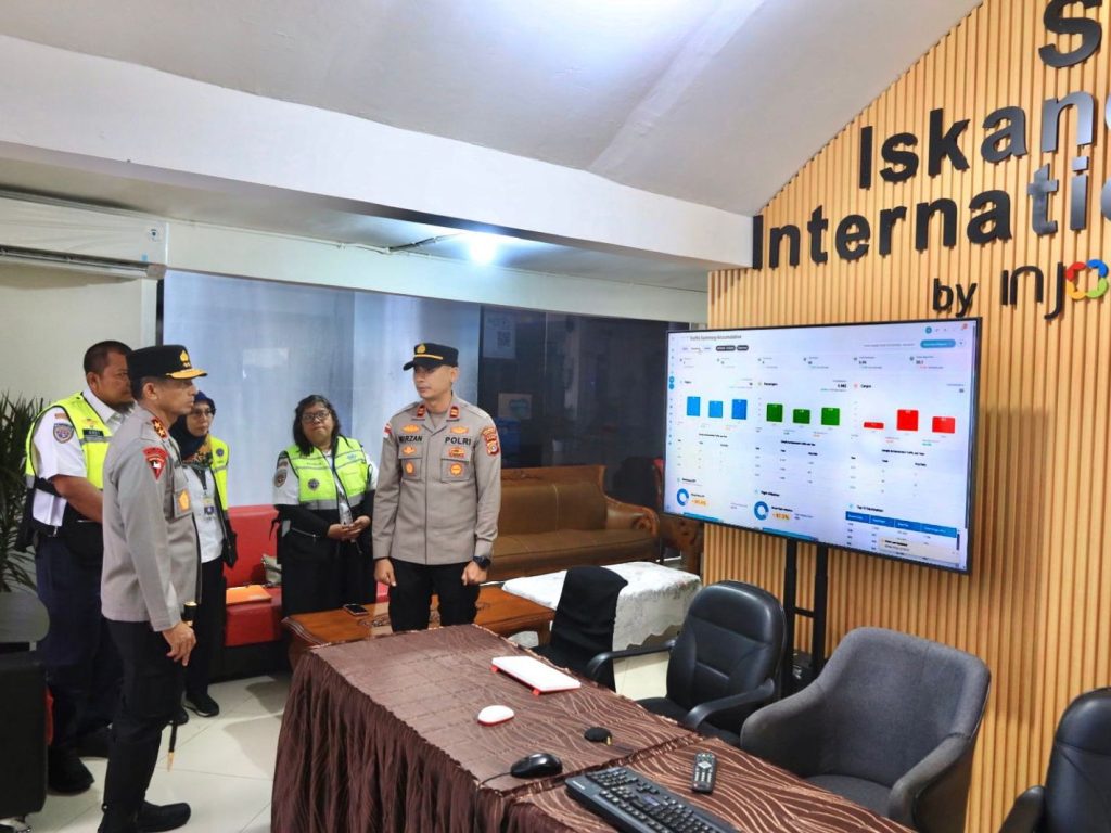 Kapolda Aceh Irjen Pol. Marzuki Ali Basyah saat mengecek langsung kelancaran arus mudik di Pos Pelayanan Bandara SIM, Aceh Besar
