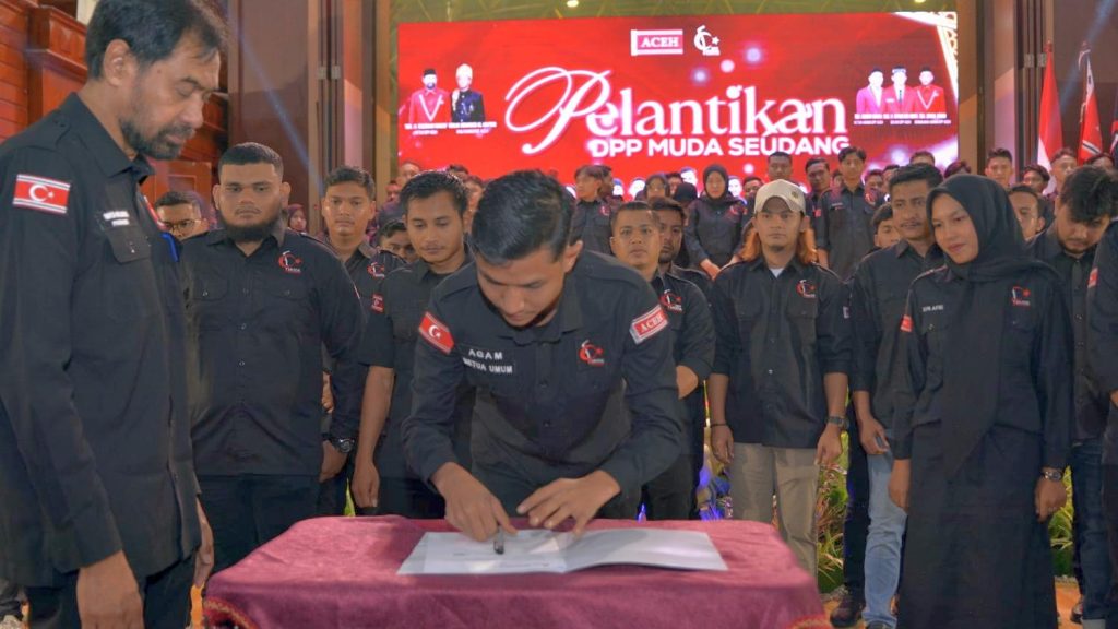 Gubernur Aceh sekaligus Ketua Umum Partai Aceh, Muzakir Manaf (Mualem), saat melantik pengurus DPP Muda Seudang periode 2026-2030 di Banda Aceh