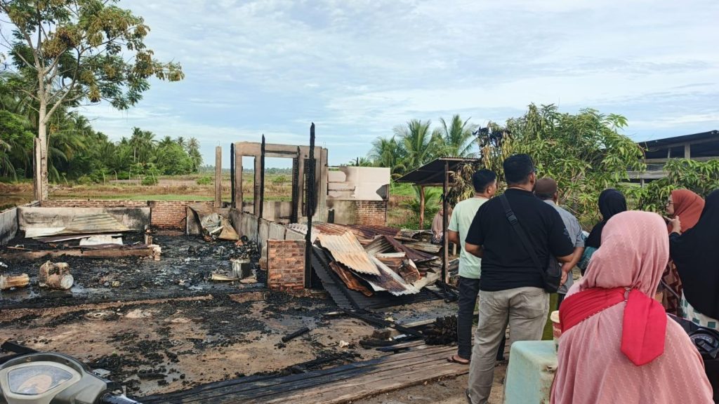 Kondisi bangunan rumah sekaligus warkop di Gampong Matang Lada, Seunuddon, Aceh Utara, yang ludes terbakar
