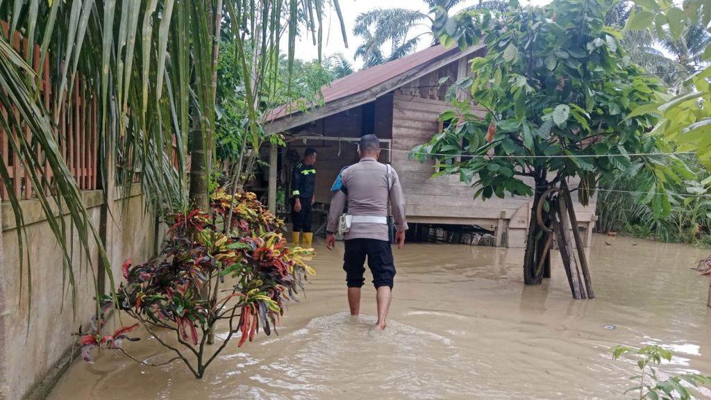 Kondisi banjir yang merendam permukiman di Aceh Utara akibat luapan Sungai Krueng Keureuto dan Krueng Pirak, Kamis (14/5/2026). Pihak kepolisian kini bersiaga memantau debit air di lokasi.