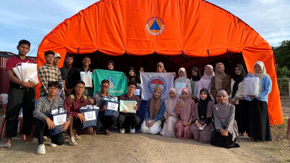 Relawan Komite Pelajar Peduli Bencana (KP2B) Pelajar Islam Indonesia (PII) Lhokseumawe menyalurkan bantuan perlengkapan sekolah untuk anak-anak korban kebakaran di posko utama Pantai Jagu, Kampung Jawa Lama, Banda Sakti, Lhokseumawe