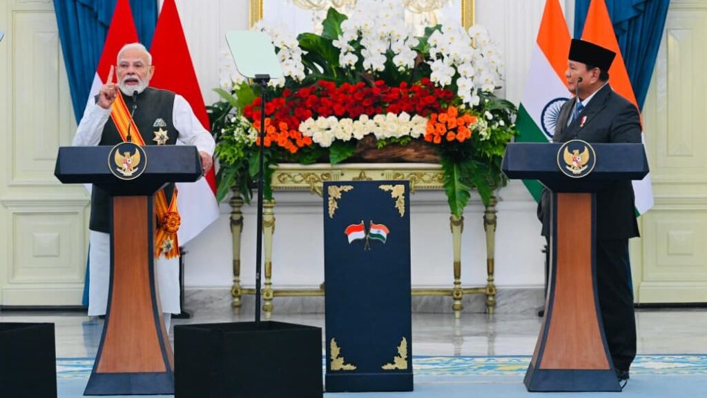 Perdana Menteri (PM) India, Narendra Modi menyampaikan pernyataan pers bersama Presiden Republik Indonesia, Prabowo Subianto di Istana Merdeka, Jakarta
