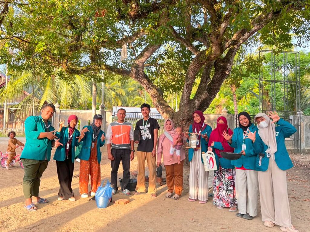Mahasiswa KPM Mandiri 03 UIN SUNA Lhokseumawe mendampingi warga Desa Cot Iboeh, Bireuen, mengolah sampah plastik menjadi paving block bernilai ekonomi