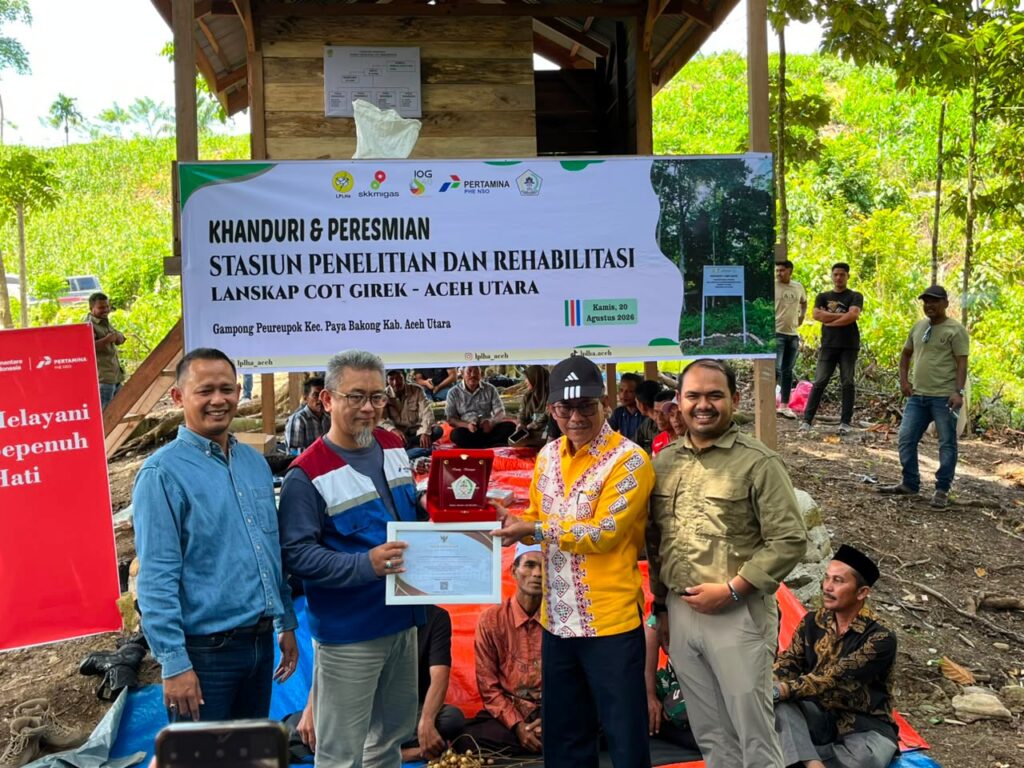 Asisten II Setdakab Aceh Utara M. Nasir, menyerahkan piagam penghargaan dari Bupati Aceh Utara kepada perwakilan PHE NSO saat peresmian Stasiun Penelitian dan Rehabilitasi Kehati Lanskap Cot Girek di Paya Bakong, Aceh Utara