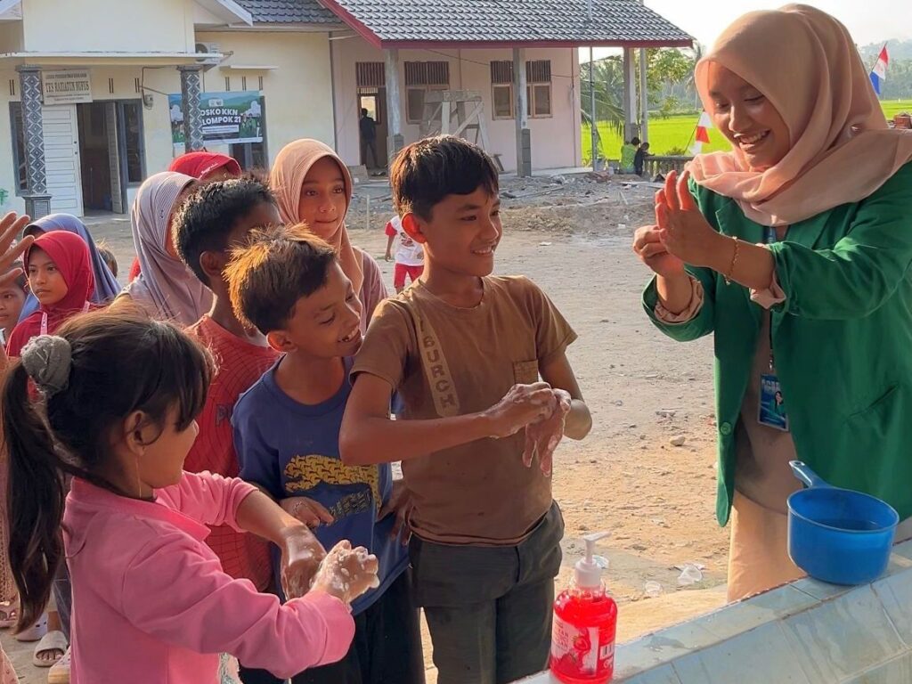 Mahasiswa KKN-PPM Kelompok 21 Universitas Malikussaleh (Unimal) memberikan edukasi pentingnya mencuci tangan kepada anak-anak di Desa Meunasah Krueng