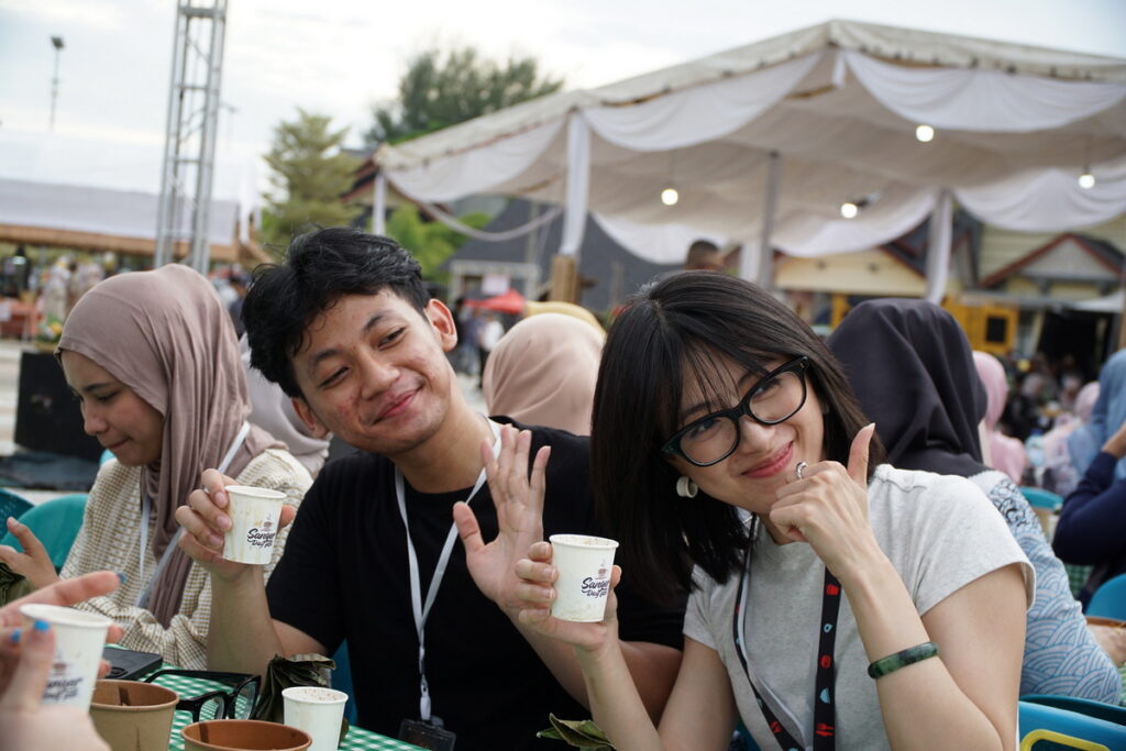 Momen pengunjung saat menikmati sanger di Taman Sulthanah Safiatuddin, Banda Aceh, pada acara Sanger Day Fest 2026