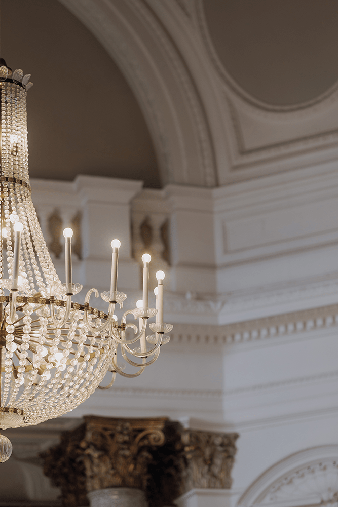 Stella Rheni Details Kronleuchter im Saal Hochzeitsfotograf Bonn bei Stella Rheni