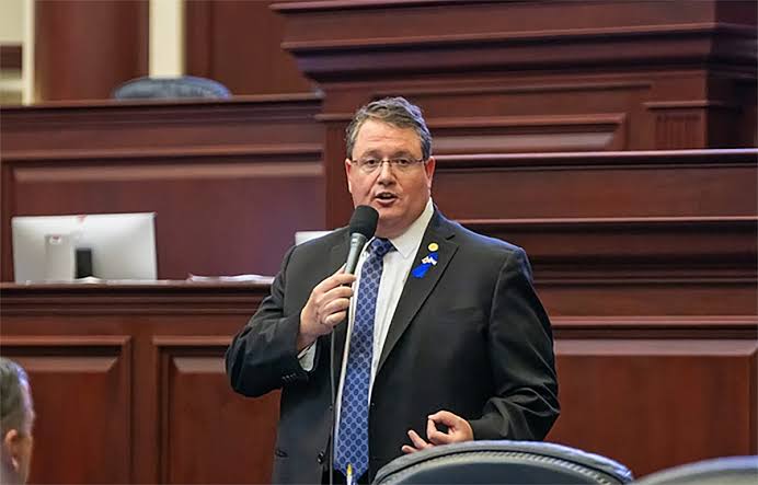 نائب أمريكي يثير عاصفة غضب بتصريحات مسيئة للمسلمين نائب أمريكي يثير عاصفة غضب بتصريحات مسيئة للمسلمين