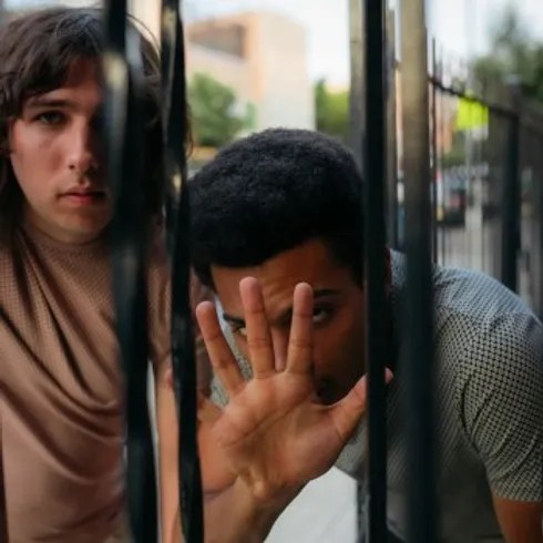 “Unveiling Authenticity: The Feels’ ‘I’m Not That Guy’—A Melodic Anthem of Resilience”