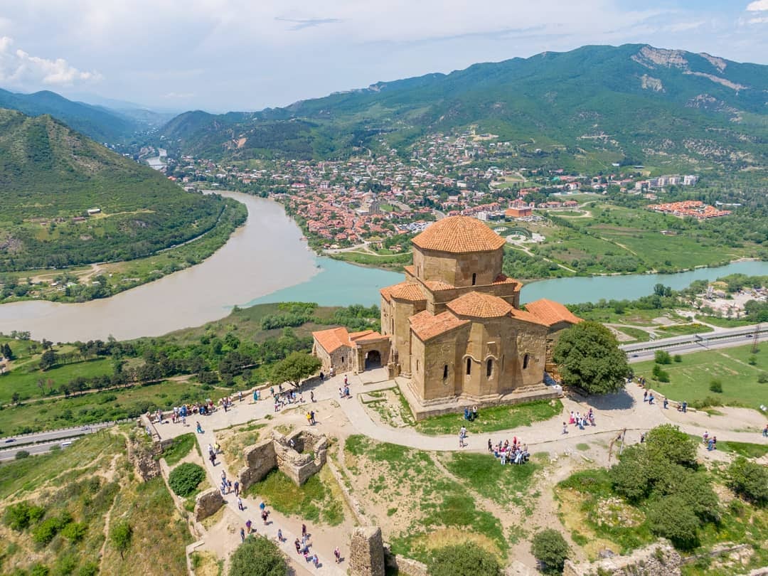 Мцхета — джвари — ананури · посещение древнего монастыря джвари · посещение целебного родника · знакомство с первой . Dzhvari Monastyr Svyatogo Kresta V Mchete Gruzii