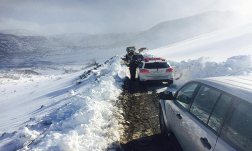 فريق متكامل ينجح في تمكين سيدة من ولادة توأم وسط الثلوج