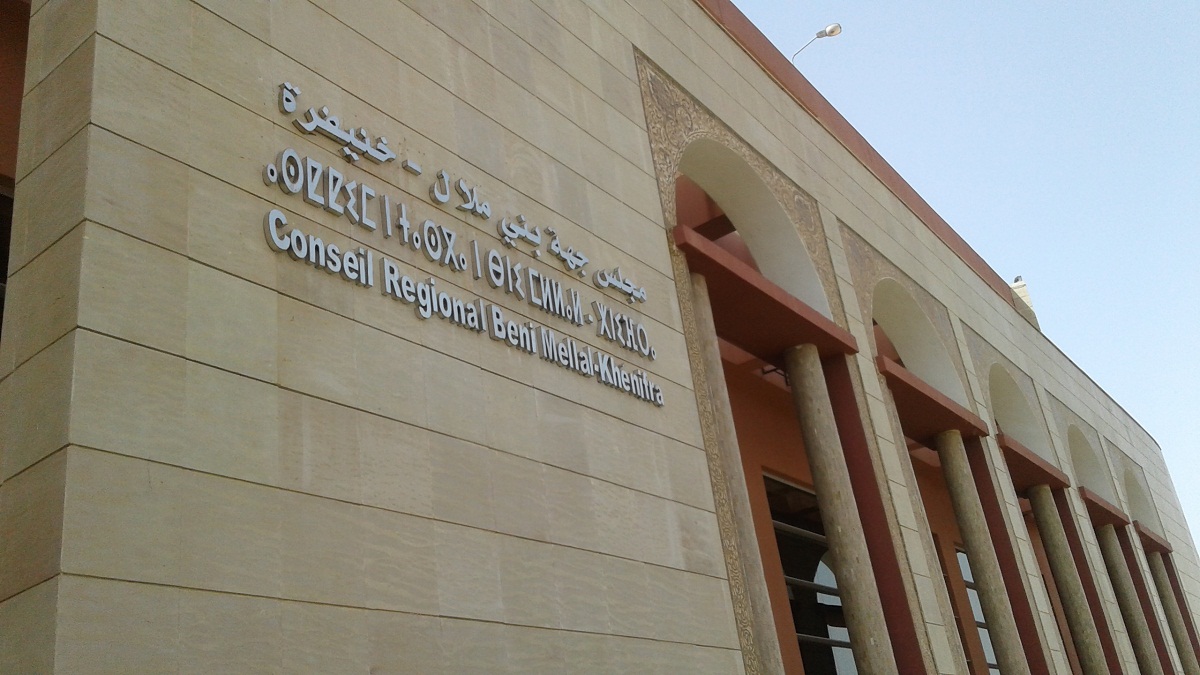 فضيحة طريق مزرعة البرلماني تشعل حرب البلاغات بين جماعات خنيفرة ومجلس الجهة