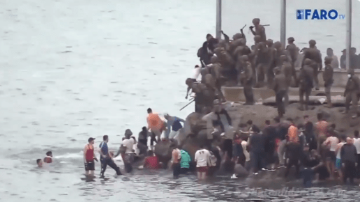 فيديو.. قوات إسبانية ترمي مهاجرين غير شرعيين في البحر