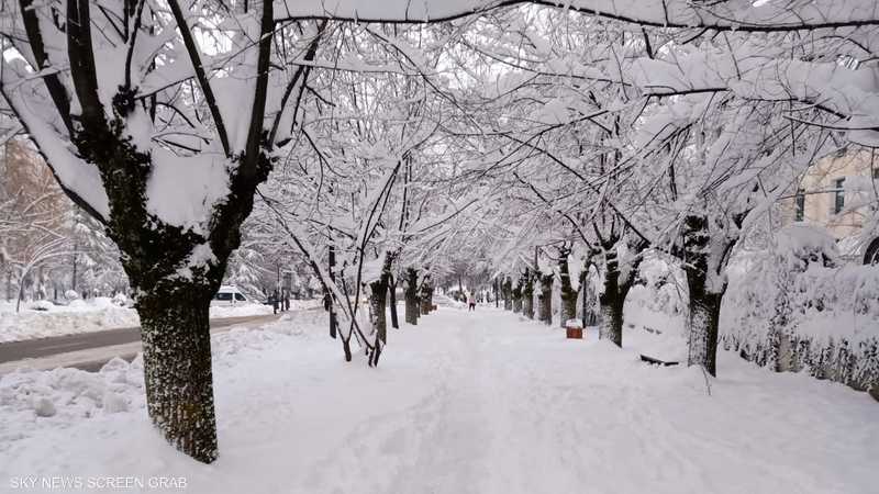 بالفيديو.. الثلوج تكسو مدينة إفران