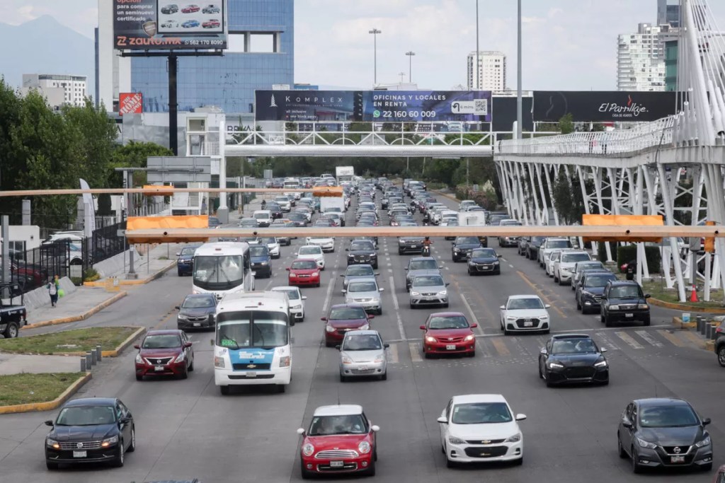 trafico en via Atlixcayotl