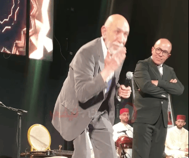 في حفل تكريم الممثل المسرحي والسينمائي المغربي الكبير عز العرب الكغاط يقبل الأرض