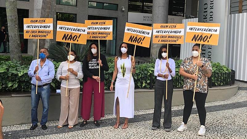 Familiares de Marielle Franco em frente ao Ministério Público do Rio de Janeiro