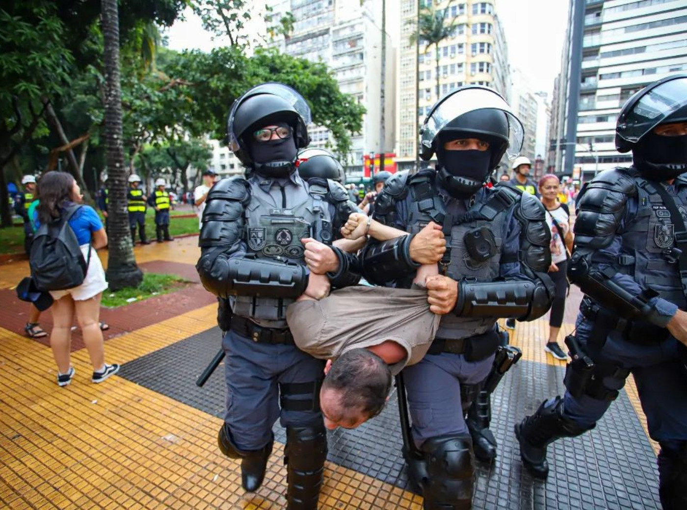 Manifestante sendo levado pela polícia durante manifestação na Praça da República, em São Paulo.