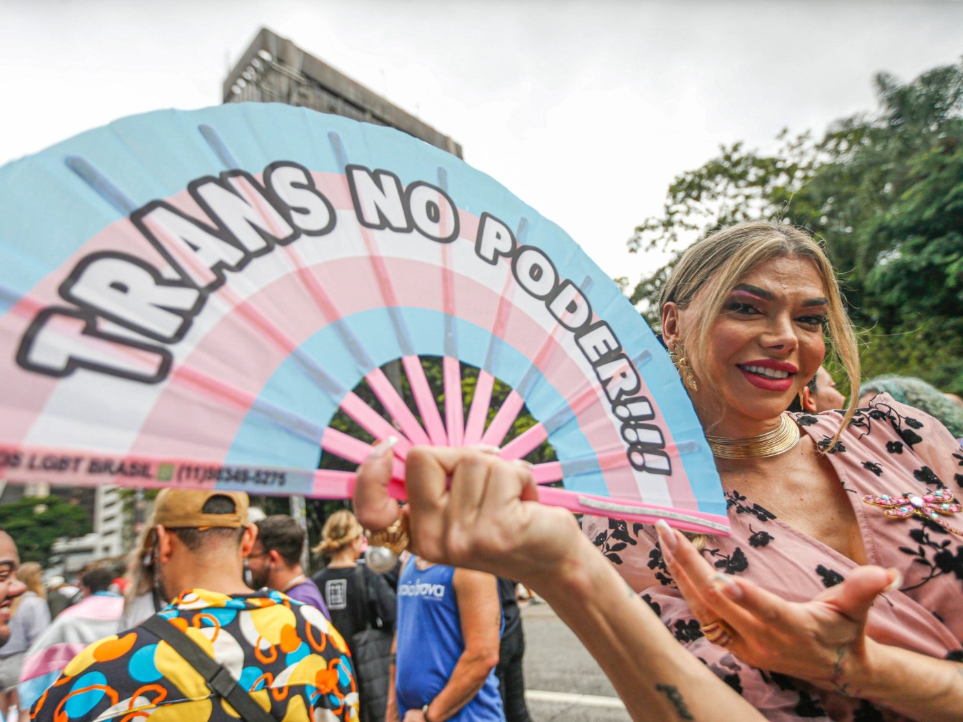 Uma mulher trans segura um leque com a mensagem “Trans no Poder”, durante a VIII Caminhada Trans, na Avenida Paulista, em São Paulo, em 28 de janeiro de 2024.