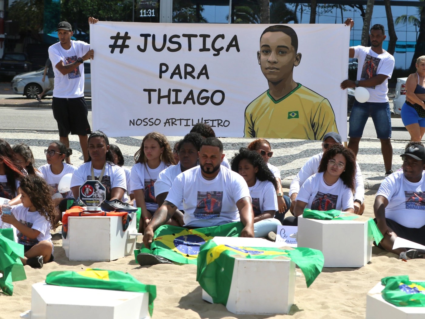 Familiares, amigos, e moradores da Cidade de Deus em protesto pela morte de Thiago Menezes Flausino, no Rio de Janeiro, em 19 de agosto de 2023.