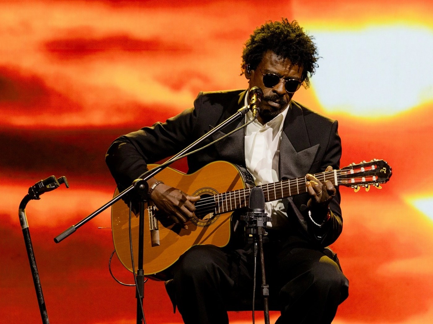 O cantor Seu Jorge durante apresentação.